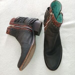 Sz.9.5M Women Corral Shredded Side Zip Booties